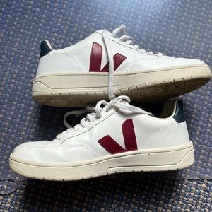 Veja Men’s V12 size 9